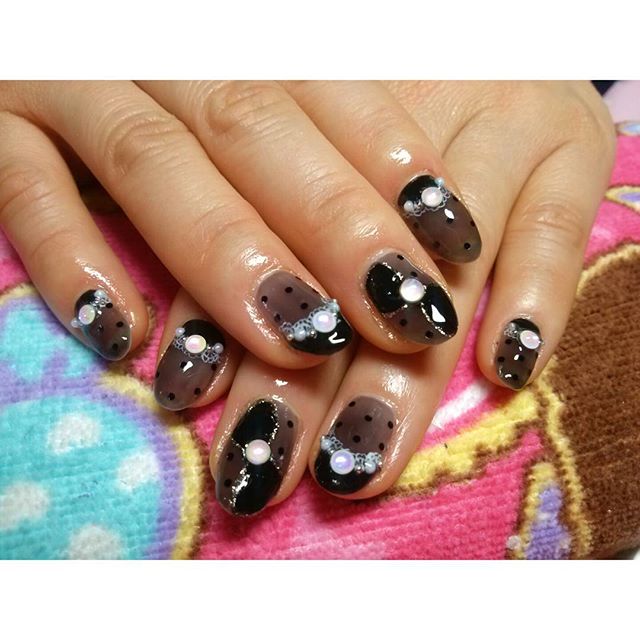黒レースが可愛いネイルデザイン♡